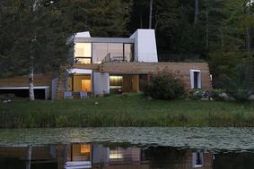 Dva obraza sodobne hiše ob jezeru