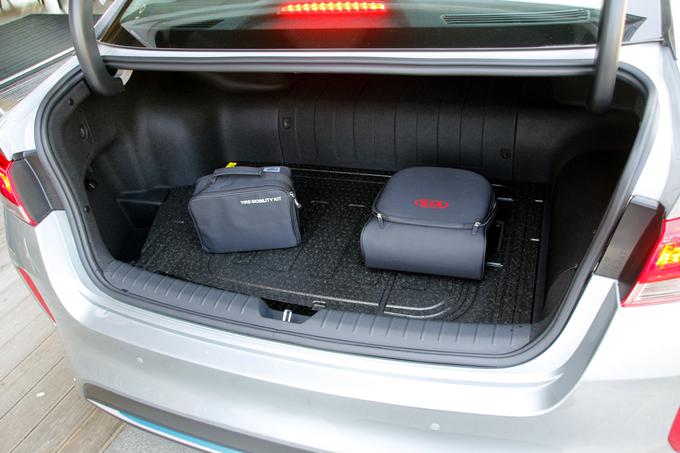 Prtljažnik je zaradi baterij v priključnem hibridu, ki so nameščena za zadnjimi sedeži, razmeroma majhen, saj ponuja za limuzino skromnih 307 litrov. | Foto: Aleš Črnivec