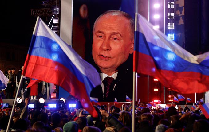 Putin je zbrani množici pred koncertom v središču Moskve dejal, da so mu ravno zjutraj sporočili novico o obnovi železniške povezave iz Rostova na Donu do Mariupola in Berdjanska, dveh donbaških mest, ki jih Rusija zaseda od leta 2022. | Foto: Reuters