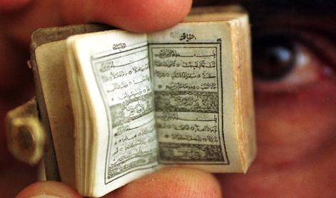 Aretirali žensko, ki je skušala pogasiti goreči Koran 
