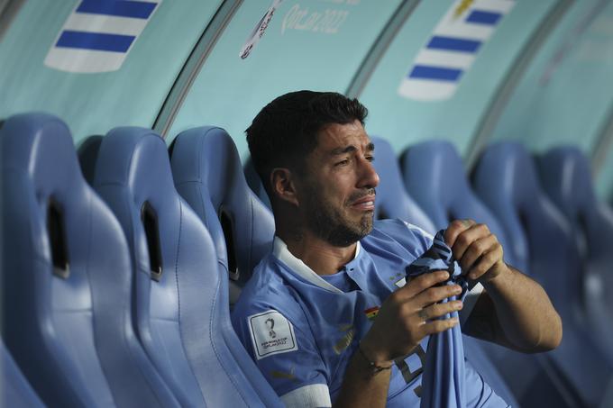 Objokani Luis Suarez spremlja zaključek tekme med Urugvajem in Gano v skupinskem delu prvenstva, ki je za obe reprezentanci predstavljal slovo od prvenstva. | Foto: Maja Hitij - FIFA/FIFA via Getty Images