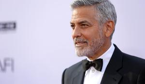 Posnetek Clooneyjeve nesreče: po čelnem trku ga je vrglo v zrak #video