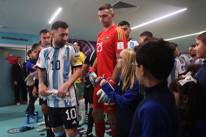 Komunikacija Messija in otrok, ki spremljajo nogometaše na igrišče, pred tekmo z Avstralijo v osmini finala.  | Foto: Maja Hitij - FIFA/FIFA via Getty Images