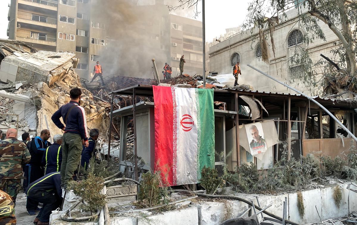 napad v Damasku | Sirske in iranske oblasti so sporočile, da je bil v zračnih napadih uničen prizidek iranskega veleposlaništva v Damasku, kjer opravljajo konzularno dejavnost.  | Foto Reuters