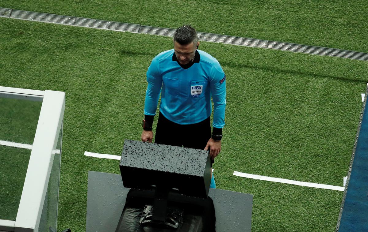 Damir Skomina | Damir Skomina ob ogledovanju posnetkov, po katerem je pokazal na enajstmetrovko za Manchester United. | Foto Reuters