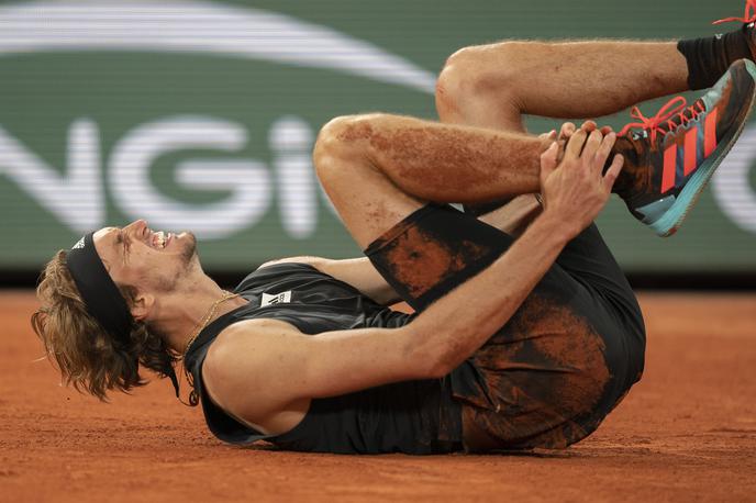 Alexander Zverev | Alexander Zverev si je v polfinalu Roland Garrosa natrgal več stranskih vezi v desnem gležnju. | Foto Reuters