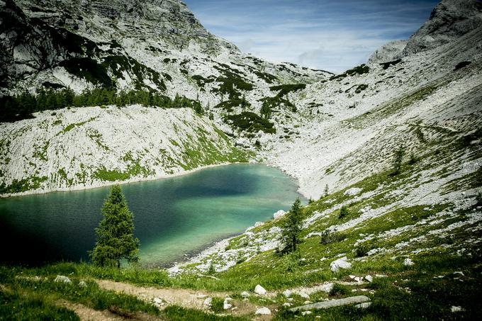Najdejo se tudi taki, ki ne vedo, da je kopanje v Triglavskih jezerih prepovedano. | Foto: Ana Kovač