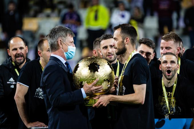 Čeprav pri nogometu navija za Maribor, je letos naslov državnega prvaka iz srca privoščil nogometašem Mure.  | Foto: Blaž Weindorfer/Sportida