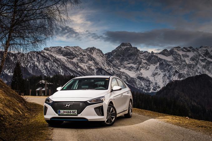 Sedite v objem prav posebnega avtomobila Hyundai ioniqa, prvega modela na svetu, ki kot hibrid, priključni hibrid in električni avtomobil brez izgovorov in bližnjic na ceste prinaša zeleno prihodnost, odgovornost in več varnosti.  | Foto: Klemen Korenjak