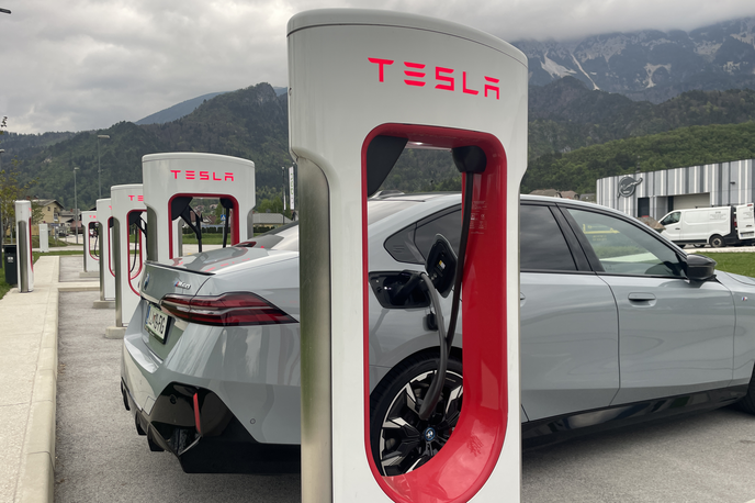 BMW Tesla polnilnica | Prvič je mogoče tudi v Sloveniji na Teslinih polnilnicah uporabiti avtomobile drugih znamk. | Foto Gregor Pavšič