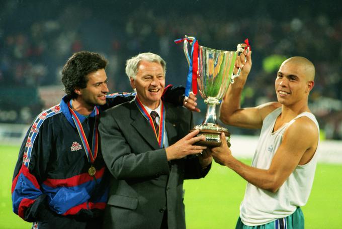 Mladi Jose Mourinho je še v prejšnjem stoletju pomagal Angležu Siru Bobbyju Robsonu pri vodenju Barcelone, za katero je igral tudi Brazilec Ronaldo. | Foto: Guliverimage