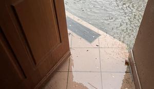 Nevihtni pas dosegel Koroško, voda vdrla v hišo