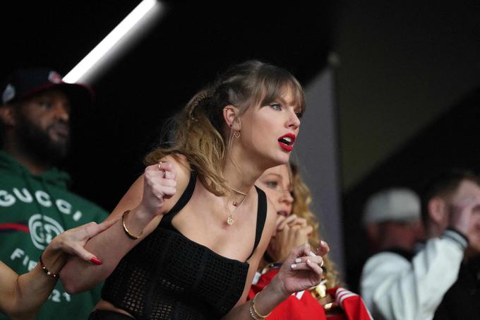 Glasbenica z milijardnim premoženjem Taylor Swift na Super Bowlu 2024, kjer je podpirala svojega partnerja Travisa Kelceja, člana zmagovalnega moštva Kansas City Chiefs. Swiftova je v zadnjem obdobju zelo pogosto tarča kritik zaradi po mnenju mnogih prekomerne uporabe svojih in najetih zasebnih letal. | Foto: Reuters