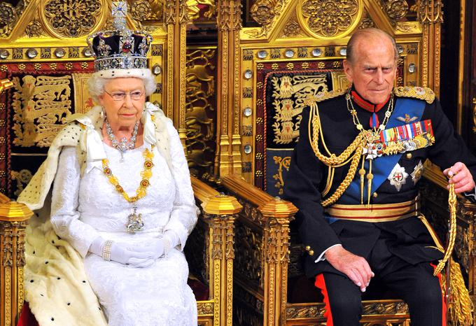 Kraljica in mož princ Philip na državnem odprtju britanskega parlamenta. Kraljica ima na glavi krono z 2.868 diamanti. | Foto: Getty Images