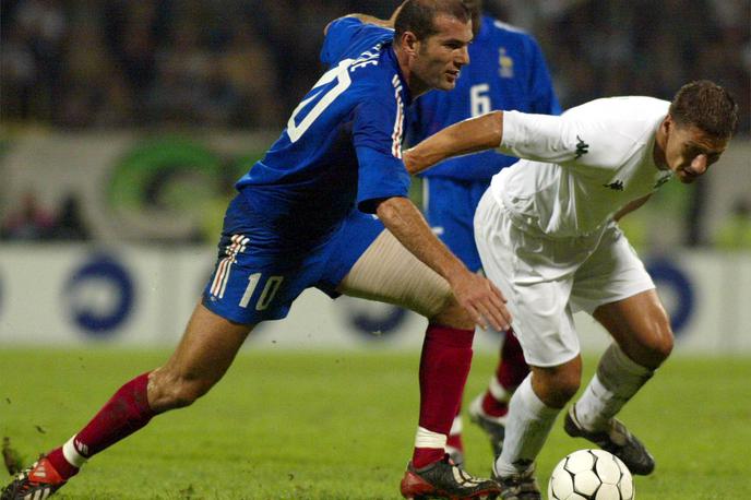 Ermin Šiljak Zinedine Zidane | Tako se je Ermin Šiljak leta 2004 za Bežigradom meril s slovitim Francozom Zinedinom Zidanom. | Foto Reuters