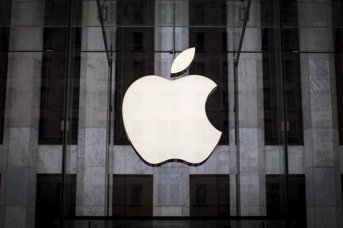 Kazen v višini malce manj kot pol milijona evrov je za Apple sicer zgolj formalna. Ameriški tehnološki velikan namreč dobesedno sedi na gori denarja − po ocenah analitikov ima za zapravljanje na voljo okrog 200 milijard evrov. | Foto: Reuters
