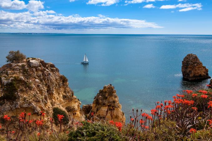 Rdeči klifi pri mestu Lagos v pokrajini Algarve, Portugalska | Foto: Thinkstock