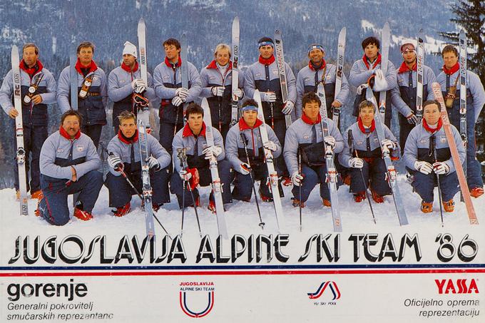 Uradna fotografija moške jugoslovanske smučarske reprezentance iz leta 1986 (Čižman je četrti z leve v zgornji vrsti, med Borisom Strelom in Bojanom Križajem). | Foto: Osebni arhiv