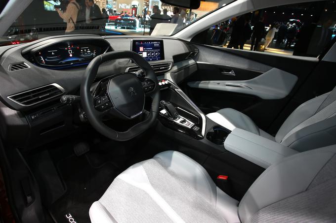 Novi kokpit i-Cockpit druge generacije razvija vozniška čutila. Ohranja tehnološki unikat in športno noto, obenem pa izboljšuje vozniški položaj. Preglednost je po novem povsem brezhibna, ergonomija pa odlična, saj ima voznik vse na dosegu roke.  | Foto: Peugeot