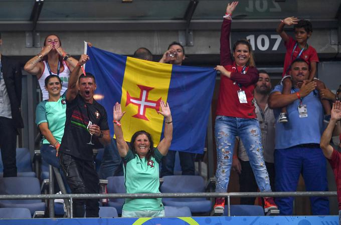 Zastava otoka Madeire je bila po zaslugi mame Cristiana Ronalda in sorodnikov prisotna tudi na finalu Eura 2016, ko je Portugalska premagala Francijo in dosegla največji uspeh v zgodovini.  | Foto: Guliverimage