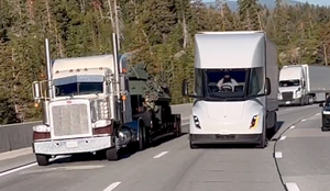 So vsi polni? Troboj tovornjakov na strmem vzponu. #video