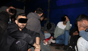 Pijan Albanec brez vozniške tihotapil 27 ljudi iz Turčije, med njimi 9 otrok #foto