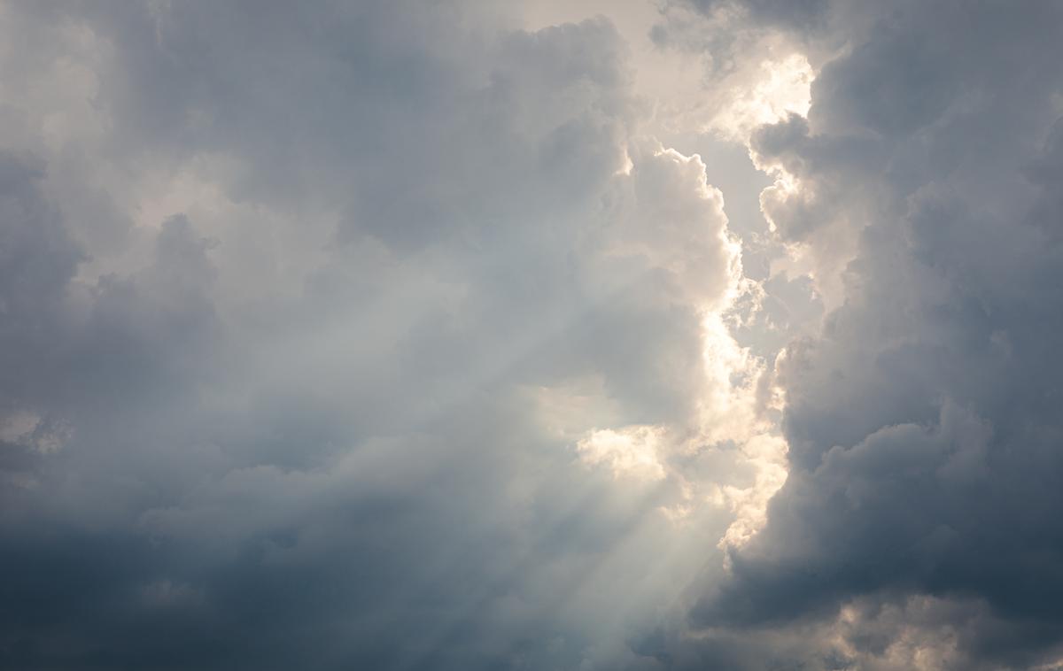 Oblaki | V petek bo še mogoča kakšna ploha, nato pa lahko do ponedeljka pričakujemo stabilnejše vreme. | Foto Getty Images