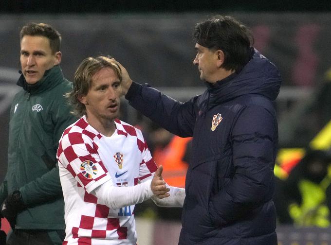 Luka Modrić je zbral že 170 nastopov v državnem dresu, selektor Zlatko Dalić pa je z dragoceno zmago v Rigi utišal kritike na njegov račun, ki jih po medlih predstavah Hrvaške v oktobru ni manjkalo. | Foto: Reuters