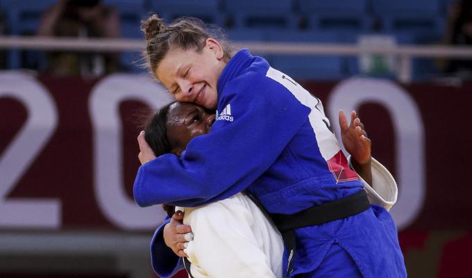 Objem po zaključku finalne borbe na olimpijskih igrah v Tokiu z olimpijsko prvakinjo Clarisse Agbégnénou | Foto: Anže Malovrh/STA