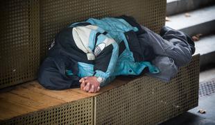 Podžupan jih je razburil, zato so brezdomcu na ulici pustili odeje in obleke