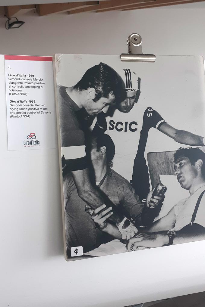 V muzeju je tudi razstava fotografij, povezanih s kolesarstvom. Med njimi je tudi fotografija, posneta leta 1969 na Giru, ki prikazuje obupanega kolesarskega zvezdnika Eddyja Merckxa, v trenutku, ko je izvedel, da je padel na dopinškem testu. Kaznovan je bil zgolj z enomesečnim suspenzom.  | Foto: Alenka Teran Košir