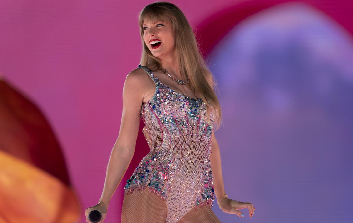 Taylor Swift | Oboževalci ameriške glasbene senzacije so po objavi lažnih golih fotografij Swiftove družbeno omrežje X in druge platforme preplavili z lastnimi objavami, ki so nekoliko udušile širjenje spornih vsebin.  | Foto Guliverimage