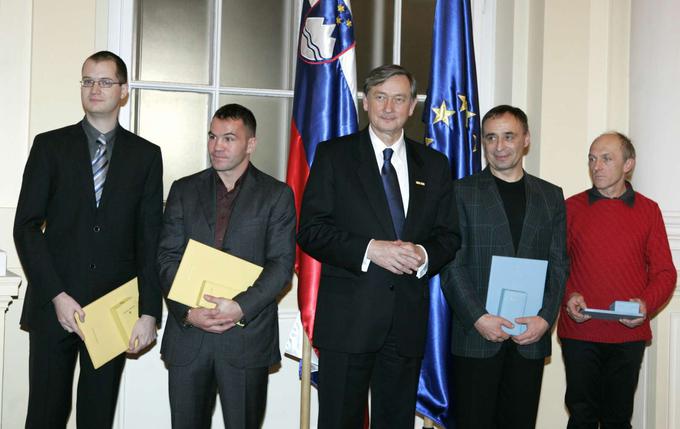 Silvo Karo in Franček Knez (skrajno desno) sta leta 2010 prejela red za zasluge. | Foto: STA/Katja Kodba