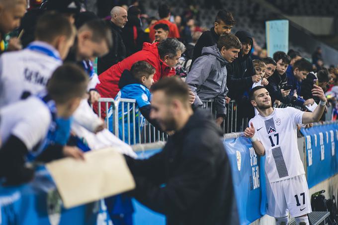 Po tekmi se je z navijači z veseljem družil tudi Žan Vipotnik. | Foto: Grega Valančič/Sportida