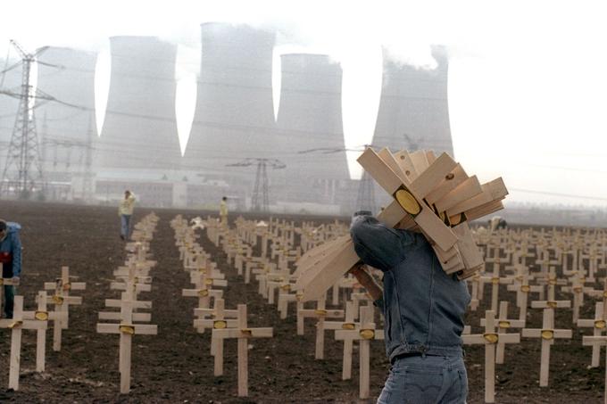 Okoljevarstvena organizacija Greenpeace je leta 1991 ob peti obletnici nesreče v Černobilu takole protestirala pred nekaterimi evropskimi jedrskimi elektrarnami. S križi so opozarjali na pretekle in prihodnje žrtve Černobila.  | Foto: Reuters