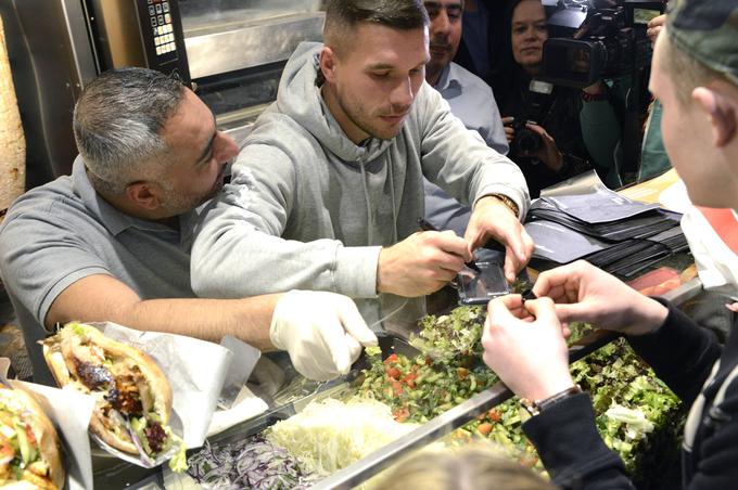 Legendarni Nemec poljskih korenin Lukas Podolski se je pred petimi leti začel ukvarjati tudi z gostinstvom. V Kölnu je tako postal lastnik restavracij, kjer pripravljajo kebabe. | Foto: Guliverimage