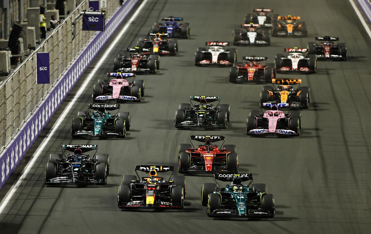VN Savdske Arabije štart Alonso Perez | V zadnjih sezonah je na štartu dirk formule 1 deset ekip oziroma 20 dirkačev. | Foto Reuters