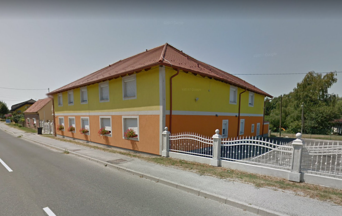 Dolga vas | V gostišču v Dolgi vasi so v dvotedensko osamo konec marca nastanili 28 ljudi, ki so prišli z avstrijske Tirolske. Okužbo na novi koronavirus so sprva potrdili pri sedmih. | Foto Google Street View
