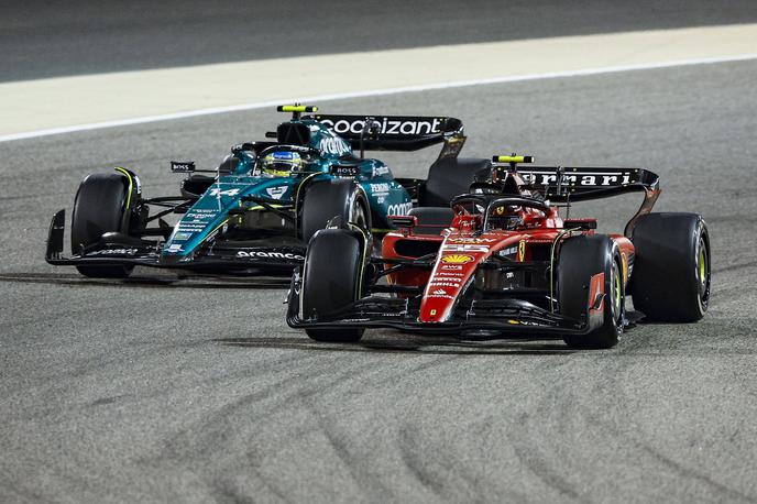 VN Bahrajna Carlos Sainz Fernando Alonso Ferrari Aston Martin | Fernando Alonso se je na prvih dirkah enakovredno boril s Ferrarijema in Mercedesoma. | Foto Guliver Image