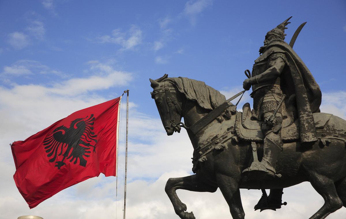 Albanija | Albanija je ena od držav, ki so najbolj naklonjene članstvu v EU, čeprav je na začetek pogajanj za vstop v unijo čakala skoraj deset let – status kandidatke ima od leta 2014, pristopna pogajanja z EU pa je začela lani poleti. Z uporabo umetne inteligence naj bi sedaj v Tirani pospešili proces pridruževanja EU in tako omilili naraščajoče frustracije prebivalstva. | Foto Guliverimage