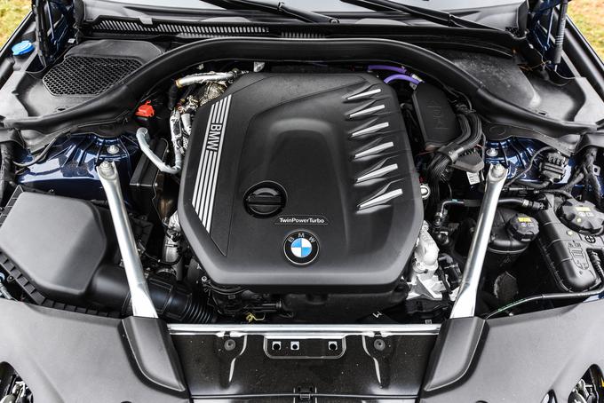 BMW-jev šestvaljnik je pravi motorni stroj vreden občudovanja. Na drugi strani je težko delati neposredno primerjavo, saj je E220d poganjal dizelski štirivaljnik. Oba sta neverjetno tiha in uglajena, šibkejši motor pa logično varčnejši in manj športno naravnan. | Foto: Gašper Pirman