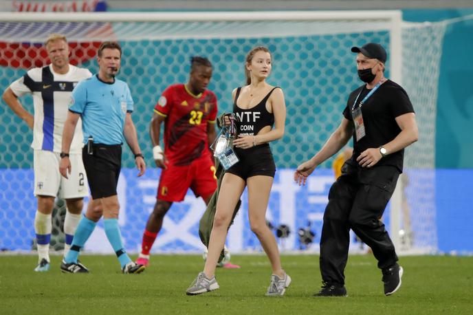 pitch invader | Ponedeljkov obračun med Belgijo in Dansko na Euru 2020 je z nenadejanim prihodom na nogometno zelenico prekinila pomanjkljivo oblečena mladenka.   | Foto Reuters