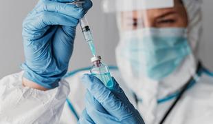 Profesor cepivo proti covid-19 primerjal s holokavstom: to ga je doletelo