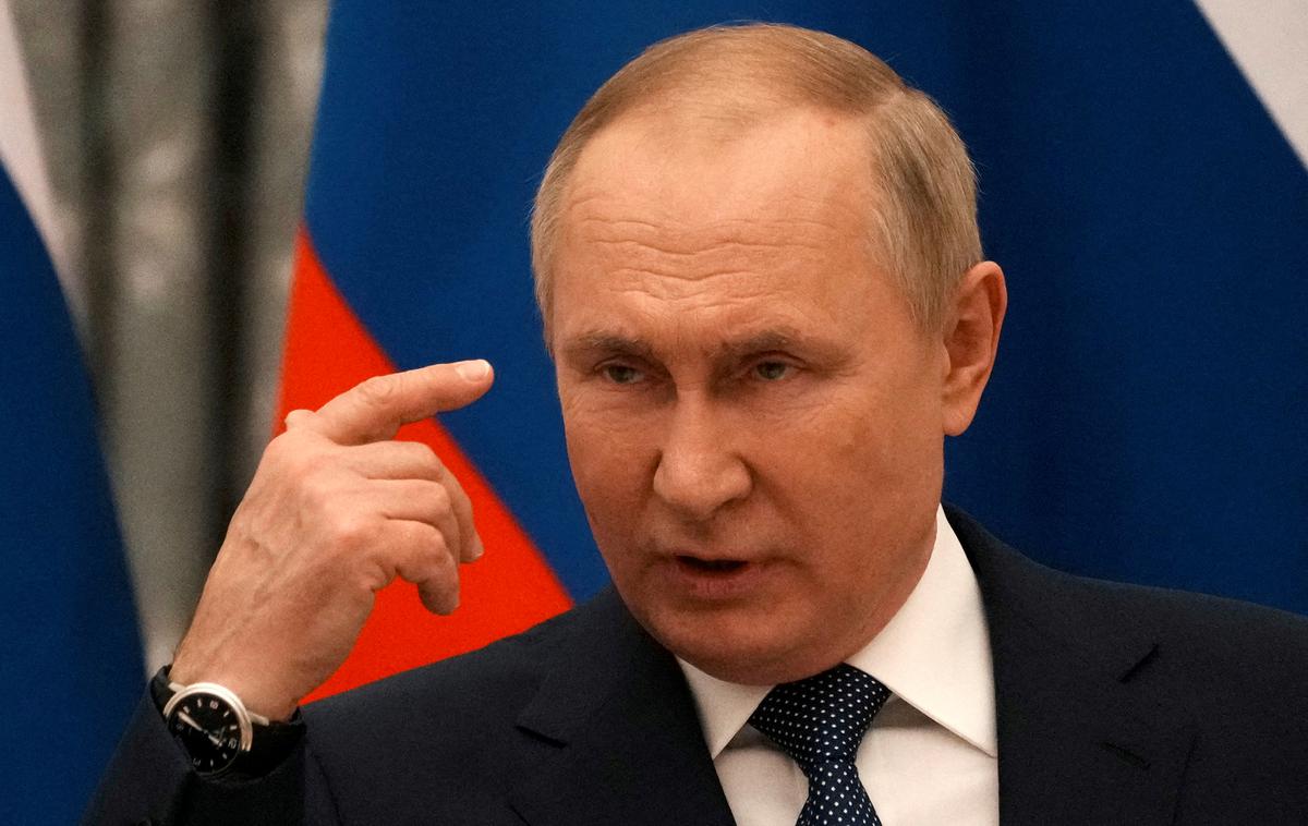 Vladimir Putin | "Proti takšni iracionalnosti razum, vsaj kratkoročno, ne more doseči veliko. Najverjetneje bo na koncu Putina zaustavila kombinacija sankcij in rastočega števila žrtev na strani Rusije," je pojasnil politični analitik Aleš Maver.  | Foto Reuters