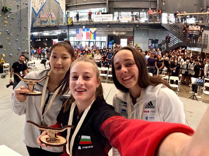 17-letna Sara Čopar (desno) je letos na mladinskem svetovnem prvenstvu v Dallasu v ZDA osvojila naslov svetovne mladinske prvakinja v balvanih in podprvakinje v težavnosti.  | Foto: Slobodan Mišković/IFSC