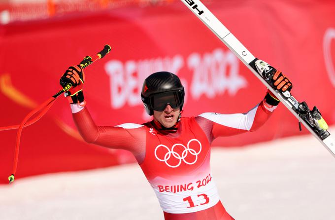 Mayer se veseli svoje tretje zlate olimpijske kolajne. V ponedeljek je osvojil še smukaški bron. | Foto: Reuters