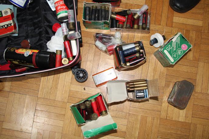 hišna preiskava, Koroška | Osumljencu so zasegli več nabojev, smodnik in pirotehnične izdelke. | Foto PU Celje