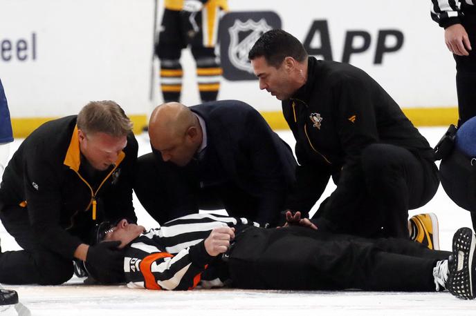 Steve Kozari | Izkušeni sodnik Steve Kozari je takole obležal po trku s hokejistom Tampe. | Foto Reuters