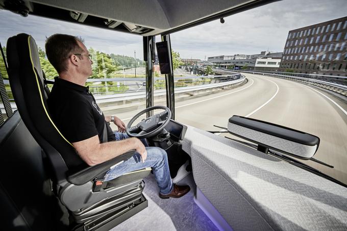Avtonomna vožnja naj bi pomagala pri izboljšanju pretočnosti prometa v urbanih središčih. Urbane zagate v gneči bo Daimlerjev avtobus lahko reševal samodejno s pomočjo sistema City Pilot. | Foto: Daimler
