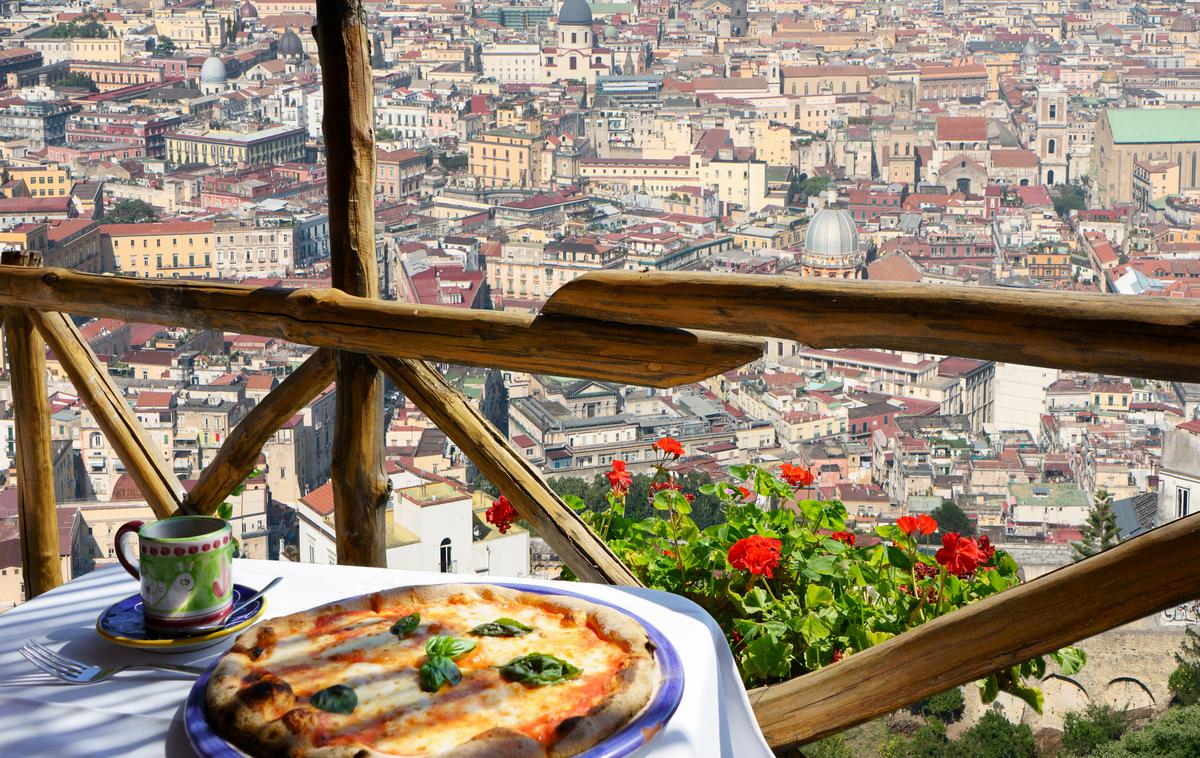 Neapelj, pica, gostilna | Lastniku priznane restavracije La Terrazza delle Sirene v letoviškem kraju Sorrento pri Neaplju ni uspelo najti natakarjev, zato se je znašel drugače. | Foto Shutterstock